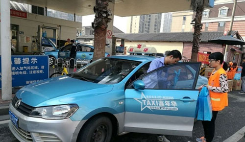 對(duì)車窗拋物說不！長(zhǎng)沙環(huán)衛(wèi)局免費(fèi)發(fā)放2000個(gè)車載垃圾桶