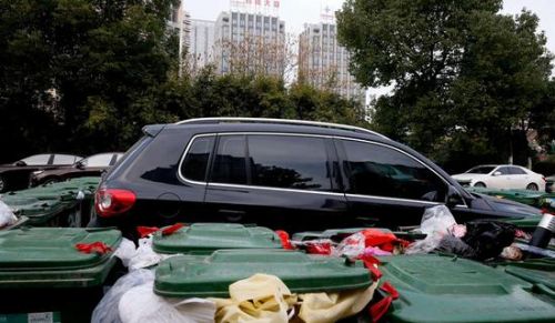 汽車被垃圾桶包圍是被惡搞還是得罪人了？